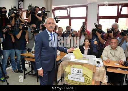 Ankara, Turquie. 7 juin, 2015. Le principal parti d'opposition, le Parti républicain du peuple (CHP), Kemal Kilicdaroglu leader jette son vote à un bureau de scrutin à Ankara, Turquie, le 7 juin 2015. Les Turcs ont commencé à voter dimanche aux élections législatives pour décider de la forme du prochain gouvernement en Turquie. Credit : Mustafa Kaya/Xinhua/Alamy Live News Banque D'Images