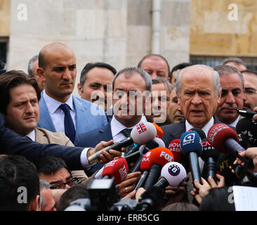 Ankara, Turquie. 7 juin, 2015. Devlet Bahceli, le chef de l'action nationaliste (MHP), le troisième plus grand parti politique en Turquie, prononce un discours après avoir lancé son vote dans le district de Cankaya à Ankara, Turquie, le 7 juin 2015. Les Turcs ont commencé à voter dimanche aux élections législatives pour décider de la forme du prochain gouvernement en Turquie. Credit : Zou Le/Xinhua/Alamy Live News Banque D'Images