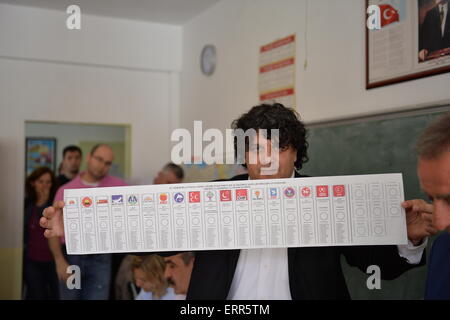 Ankara, Turquie. 7 juin, 2015. Un travailleur présente la liste de vote à un bureau de scrutin à Ankara, Turquie, le 7 juin 2015. Les Turcs ont commencé à voter dimanche aux élections législatives pour décider de la forme du prochain gouvernement en Turquie. Credit : Mustafa Kaya/Xinhua/Alamy Live News Banque D'Images