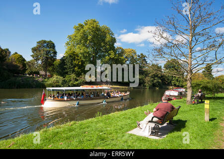 Bateaux au bord de la rivière Avon, banques, relaxant, Stratford upon Avon, Warwickshire, UK Banque D'Images