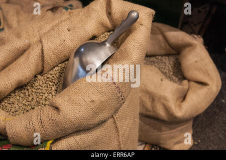 Grains de café dans un sac de tissu prépare à être givré dans un café local. Banque D'Images