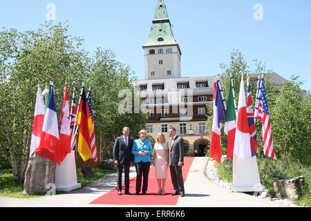 Elmau, Allemagne. 7 juin, 2015. La chancelière allemande Angela Merkel (2e L) se félicite que le président du Conseil européen, Donald Tusk (1re L) au château d'Elmau près de Garmisch-Partenkirchen, Allemagne du sud, le 7 juin 2015. L'Allemagne accueille le sommet du G7 ici le 7 juin et le 8 juin. (Xinhua/Zhu Sheng) Banque D'Images