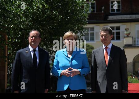 Elmau, Allemagne. 7 juin, 2015. La chancelière allemande Angela Merkel (C) se félicite le Président français François Hollande (L) à l'Elmau Castle près de Garmisch-Partenkirchen, Allemagne du sud, le 7 juin 2015. L'Allemagne accueille le sommet du G7 ici le 7 juin et le 8 juin. (Xinhua/Zhu Sheng) Banque D'Images