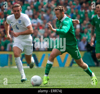 Dublin, Irlande. 07Th Juin, 2015. Le Football International Friendly. République d'Irlande contre l'Angleterre. Aiden McGeady (Rep. of Ireland) commence une attaque comme Jordan Henderson (Angleterre) se ferme. Credit : Action Plus Sport/Alamy Live News Banque D'Images