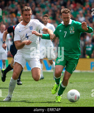 Dublin, Irlande. 07Th Juin, 2015. Le Football International Friendly. République d'Irlande contre l'Angleterre. Aiden McGeady (Rep. of Ireland) et Jordan Henderson (Angleterre) défi pour la balle. Credit : Action Plus Sport/Alamy Live News Banque D'Images