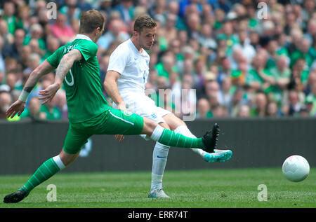 Dublin, Irlande. 07Th Juin, 2015. Le Football International Friendly. République d'Irlande contre l'Angleterre. Jordan Henderson (Angleterre) joue le ballon sous la pression de Glen Whelan (Rep. of Ireland). Credit : Action Plus Sport/Alamy Live News Banque D'Images