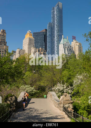 Capstow Bridge et Skyline de Central Park dont un haut bâtiment 57, 57th Street, New York, USA Banque D'Images