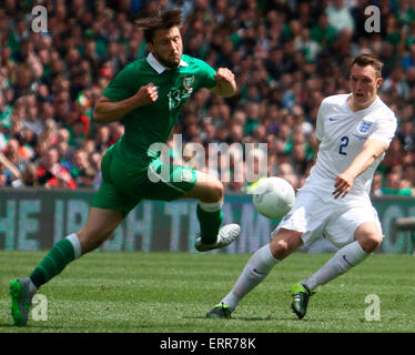 Dublin, Irlande. 07Th Juin, 2015. Le Football International Friendly. République d'Irlande contre l'Angleterre. Harry Arter (Rep. of Ireland) tente de bloquer une croix vers le bas à partir de Phil Jones (Angleterre). Credit : Action Plus Sport/Alamy Live News Banque D'Images