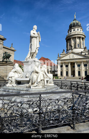 Allemagne, Berlin, Mitte, à la place Gendarmenmarkt, Franzosischer Dom (église française) et statue de Schiller. Banque D'Images