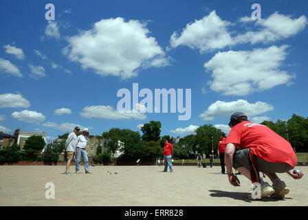 Londres, Royaume-Uni. 7 juin, 2015. Le Tournoi de pétanque 2015 Londonaise atteint son stade final à Islington, Londres aujourd'hui. Equipes d'horizons très divers se sont réunis à Barnard Park pour concourir pour le prix de 2 500 Euros. Crédit : Jeffrey Blackler/Alamy Live News Banque D'Images