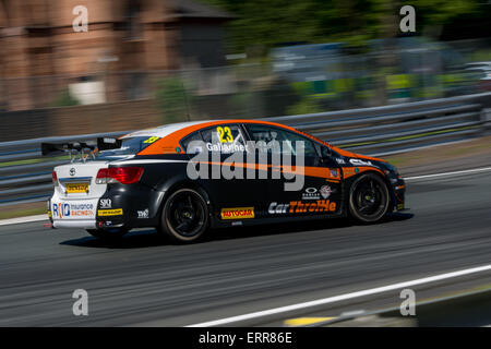 Kieran Gallagher et assurance RCIB Racing et Toyota Avensis durs pendant la Dunlop MSA British Touring Car Championship at Oulton Park le 7 juin 2015 dans LITTLE BUDWORTH, Cheshire, Royaume-Uni (photo de Gergo Toth / Alamy Live News) Banque D'Images