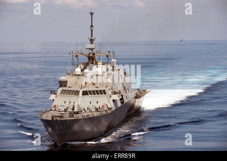 L'US Navy, le USS combat littoral Fort Worth effectue des patrouilles de routine dans les eaux internationales de la mer de Chine du Sud comme l'Armée populaire de libération de la frégate lance-missiles de la Marine voiles Yancheng fermer derrière le 11 mai 2015 près de l'archipel des Spratlys. Banque D'Images