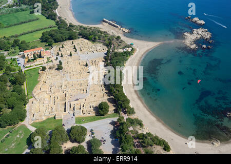 VUE AÉRIENNE.Ruines d'une ancienne ville grecque sur la côte catalane.Empúries, l'Escala, Costa Brava, province de Gérone, Catalogne,Espagne. Banque D'Images