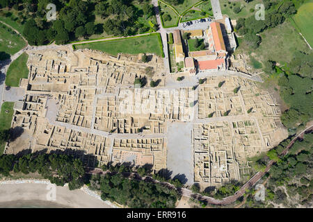 VUE AÉRIENNE.Ruines d'une ancienne ville grecque sur la côte catalane.Empúries, l'Escala, Costa Brava, province de Gérone, Catalogne,Espagne. Banque D'Images