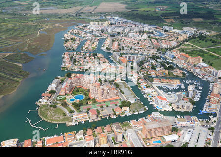 VUE AÉRIENNE.Port de plaisance résidentiel.Roses, Costa Brava, province de Gérone, Catalogne, Espagne. Banque D'Images