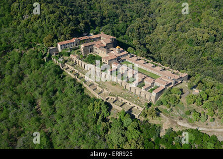 VUE AÉRIENNE.Monastère isolé dans une région montagneuse.Chartreuse de la Verne, Collobrières, Var, arrière-pays de la Côte d'Azur, France. Banque D'Images