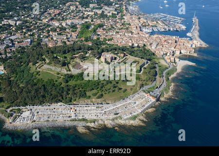 VUE AÉRIENNE.Forteresse historique de 17th ans surplombant le célèbre village de Saint-Tropez.Var, Côte d'Azur, Provence, France. Banque D'Images