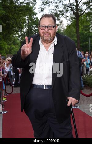 Bad Hersfeld, Allemagne. 06 Juin, 2015. Ottfried Fischer acteur arrive pour l'ouverture de la Bad Hersfeld Festival à Bad Hersfeld, Allemagne, 06 juin 2015. La 65e saison du festival ouvert avec la première de la pièce de Shakespeare "comédie d'erreurs." Photo : UWE ZUCCHI/dpa/Alamy Live News Banque D'Images