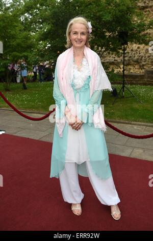 Bad Hersfeld, Allemagne. 06 Juin, 2015. L'actrice suisse Emanuela von Frankenberg arrive pour l'ouverture de la Bad Hersfeld Festival à Bad Hersfeld, Allemagne, 06 juin 2015. La 65e saison du festival ouvert avec la première de la pièce de Shakespeare "comédie d'erreurs." Photo : UWE ZUCCHI/dpa/Alamy Live News Banque D'Images