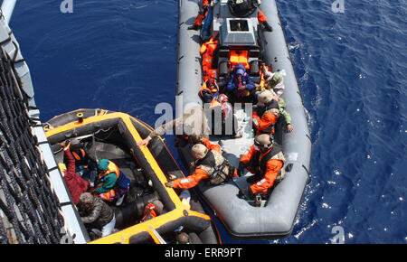 -Document Un document photo disponible le 06 juin 2015 montre naufragés, sauvé de la mer Méditerranée par les soldats de la frégate 'Hessen, ' s'asseoir à bord du navire. Allemand, Italien, et les forces de secours ont amené des milliers de réfugiés à la sécurité au cours de multiples efforts de sauvetage. Selon les garde-côtes italiens, autour de 2 500 personnes ont été sauvées par tôt samedi matin. Photo : Bundeswehr/JONACK/dpa (à l'ATTENTION DES RÉDACTEURS : Editorial n'utiliser que dans le cadre des rapports et à l'obligation de crédit source : 'Photo : Bundeswehr/Jonack/dpa') Banque D'Images