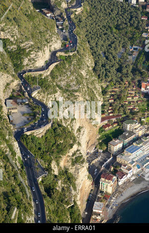 VUE AÉRIENNE.Route au bord d'une falaise.Meta di Sorrento, péninsule de Sorrentine, ville métropolitaine de Naples, Campanie, Italie. Banque D'Images