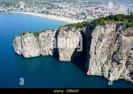 VUE AÉRIENNE.Falaise de calcaire précipitée de Montagna Spacata avec la plage de Serapo au loin.Gaeta, province de Latina, Latium, Italie. Banque D'Images