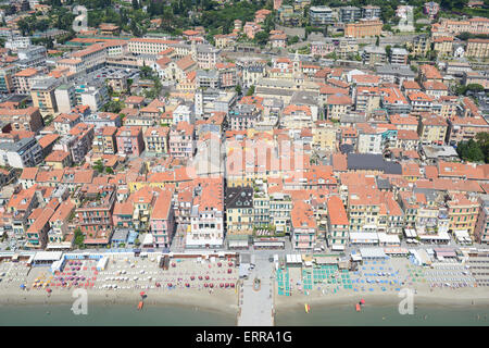 VUE AÉRIENNE.Station balnéaire d'Alassio avec ses plages de sable.Province de Savona, Ligurie, Italie. Banque D'Images