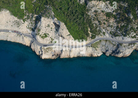 VUE AÉRIENNE.Route pittoresque sur une corniche dans les falaises abruptes de Capo Noli.Noli, province de Savone, Ligurie, Italie. Banque D'Images