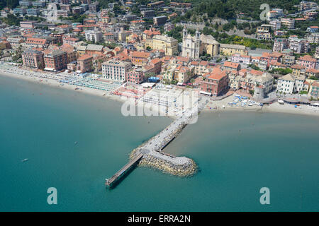 VUE AÉRIENNE.Quai à Laigueglia, la ville est considérée comme l'un des plus beaux villages d'Italie.Province de Savona, Ligurie, Italie. Banque D'Images