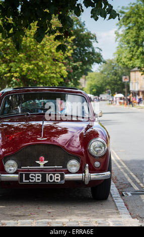 1957 Aston Martin DB MkIII berline sport à une voiture d'époque montrent dans les Cotswolds. Broadway, Worcestershire, Angleterre. Banque D'Images