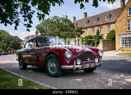 1957 Aston Martin DB MkIII berline sport à une voiture d'époque montrent dans les Cotswolds. Broadway, Worcestershire, Angleterre. Banque D'Images