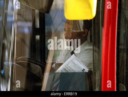 Chauffeur de bus Londres coincé dans embouteillage driving red Banque D'Images