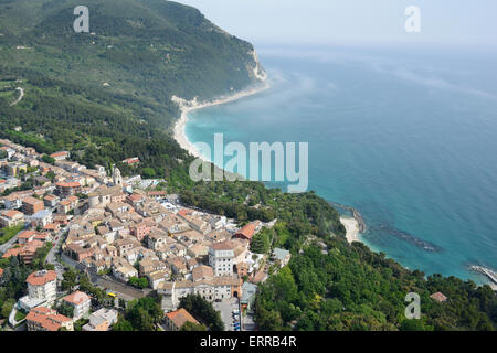 VUE AÉRIENNE.Village pittoresque dans un cadre naturel surplombant la mer Adriatique.Sirolo, province d'Ancône, Marche, Italie. Banque D'Images