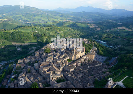 VUE AÉRIENNE.Ville médiévale pittoresque dans un cadre de collines verdoyantes.C'est un site de l'UNESCO.Urbino, province de Pesaro et Urbino, Marche, Italie. Banque D'Images