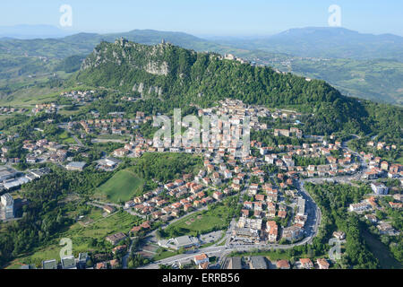 VUE AÉRIENNE.Mont Titano avec ses trois châteaux.République de Saint-Marin. Banque D'Images