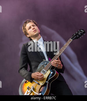 Daniel Kessler, guitariste du groupe américain US "Interpol" joue sur la scène à la "Rock im Park" music festival à Nuremberg, Allemagne, 07 juin 2015. Le festival se poursuit jusqu'au 07 juin. Photo : MATTHIAS MERZ/dpa Banque D'Images