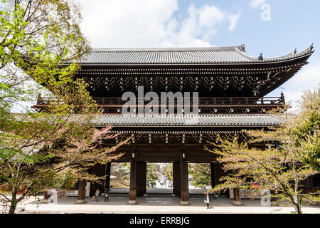 La porte Sanmon massive de deux étages, la plus grande porte en bois du Japon, à l'entrée du temple bouddhiste de Chion-in à Kyoto.Destination touristique. Banque D'Images