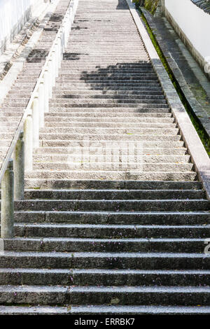 Murs en plâtre blanc Dobei de chaque côté de long escalier en pierre menant à la colline du Seishi-do et au mausolée au temple de Chion-in à Kyoto. Banque D'Images