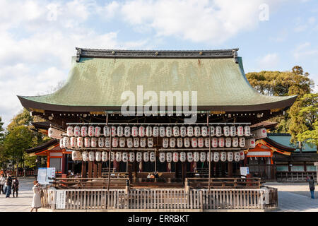 La scène principale, la salle Buden, au célèbre sanctuaire Shinto Yasaka de Kyoto. Trois rangées de chin blanc, des lanternes en papier pendent des branles. Banque D'Images