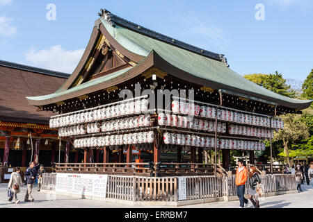 La scène principale, la salle Buden, au célèbre sanctuaire Shinto Yasaka de Kyoto. Trois rangées de chin blanc, des lanternes en papier pendent des branles. Banque D'Images