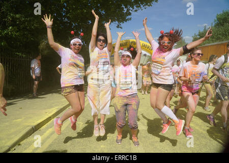 London,UK, 7 juin 2015 : plus de 19 000 personnes ont pris part à la Color Run à Wembley. Connu sous le nom de la '5k le plus heureux de la planète', les participants ont profité d'une journée couleur fou comme à chaque kilomètre d'une poudre de couleur différente est jetée en l'air. Un festival de couleurs suit l'exécution. Photo par voir Li/Alamy Live News Banque D'Images