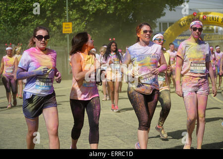 London,UK, 7 juin 2015 : plus de 19 000 personnes ont pris part à la Color Run à Wembley. Connu sous le nom de la '5k le plus heureux de la planète', les participants ont profité d'une journée couleur fou comme à chaque kilomètre d'une poudre de couleur différente est jetée en l'air. Un festival de couleurs suit l'exécution. Photo par voir Li/Alamy Live News Banque D'Images