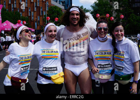 London,UK, 7 juin 2015 : plus de 19 000 personnes ont pris part à la Color Run à Wembley. Connu sous le nom de la '5k le plus heureux de la planète', les participants ont profité d'une journée couleur fou comme à chaque kilomètre d'une poudre de couleur différente est jetée en l'air. Un festival de couleurs suit l'exécution. Photo par voir Li/Alamy Live News Banque D'Images