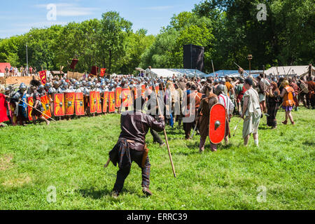 Moscou, Russie, dimanche, Juin 7th, 2015. Festival annuel de fois et les époques ont eu lieu à Moscou les 6 et 7 juin 2015. Le festival a été consacrée à la période de l'antiquité. La Rome antique, la Grèce, la Judée, l'Allemagne, Royaume du Bosphore ainsi que des tribus Scythes celtiques et étaient représentés. Des équipes et des clubs de plusieurs régions et villes de Russie ainsi que de l'Italie, la Grèce, la France, la Roumanie, la Suisse, la Hollande, la Pologne, la Moldavie, la Biélorussie, l'Ukraine a pris part à l'événement. Editorial, d'illustration uniquement. Résisté à l'assaut. Legions Crédit : Alex's Pictures/Alamy Live News Banque D'Images