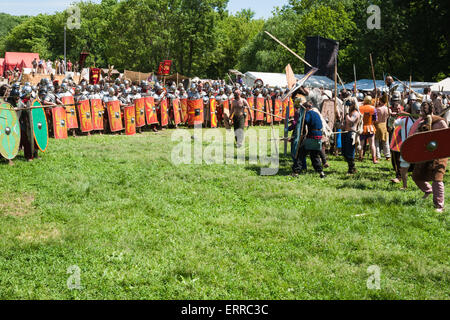 Moscou, Russie, dimanche, Juin 7th, 2015. Festival annuel de fois et les époques ont eu lieu à Moscou les 6 et 7 juin 2015. Le festival a été consacrée à la période de l'antiquité. La Rome antique, la Grèce, la Judée, l'Allemagne, Royaume du Bosphore ainsi que des tribus Scythes celtiques et étaient représentés. Des équipes et des clubs de plusieurs régions et villes de Russie ainsi que de l'Italie, la Grèce, la France, la Roumanie, la Suisse, la Hollande, la Pologne, la Moldavie, la Biélorussie, l'Ukraine a pris part à l'événement. Editorial, d'illustration uniquement. Une autre attaque Teuton. Crédit : Alex's Pictures/Alamy Live News Banque D'Images