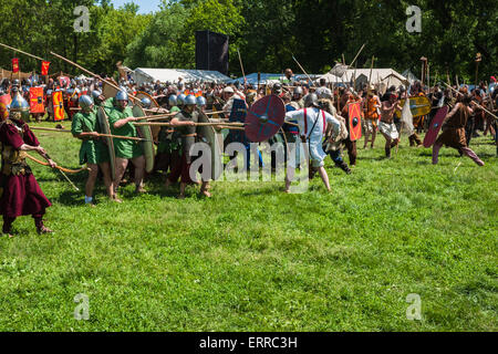 Moscou, Russie, dimanche, Juin 7th, 2015. Festival annuel de fois et les époques ont eu lieu à Moscou les 6 et 7 juin 2015. Le festival a été consacrée à la période de l'antiquité. La Rome antique, la Grèce, la Judée, l'Allemagne, Royaume du Bosphore ainsi que des tribus Scythes celtiques et étaient représentés. Des équipes et des clubs de plusieurs régions et villes de Russie ainsi que de l'Italie, la Grèce, la France, la Roumanie, la Suisse, la Hollande, la Pologne, la Moldavie, la Biélorussie, l'Ukraine a pris part à l'événement. Editorial, d'illustration uniquement. La bataille doit continuer. Crédit : Alex's Pictures/Alamy Live News Banque D'Images