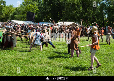 Moscou, Russie, dimanche, Juin 7th, 2015. Festival annuel de fois et les époques ont eu lieu à Moscou les 6 et 7 juin 2015. Le festival a été consacrée à la période de l'antiquité. La Rome antique, la Grèce, la Judée, l'Allemagne, Royaume du Bosphore ainsi que des tribus Scythes celtiques et étaient représentés. Des équipes et des clubs de plusieurs régions et villes de Russie ainsi que de l'Italie, la Grèce, la France, la Roumanie, la Suisse, la Hollande, la Pologne, la Moldavie, la Biélorussie, l'Ukraine a pris part à l'événement. Editorial, d'illustration uniquement. La chaleur de la bataille. Crédit : Alex's Pictures/Alamy Live News Banque D'Images