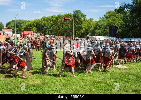 Moscou, Russie, dimanche, Juin 7th, 2015. Festival annuel de fois et les époques ont eu lieu à Moscou les 6 et 7 juin 2015. Le festival a été consacrée à la période de l'antiquité. La Rome antique, la Grèce, la Judée, l'Allemagne, Royaume du Bosphore ainsi que des tribus Scythes celtiques et étaient représentés. Des équipes et des clubs de plusieurs régions et villes de Russie ainsi que de l'Italie, la Grèce, la France, la Roumanie, la Suisse, la Hollande, la Pologne, la Moldavie, la Biélorussie, l'Ukraine a pris part à l'événement. Editorial, d'illustration uniquement. Les Teutons sont entourés par les Romains. Crédit : Alex's Pictures/Alamy Live News Banque D'Images