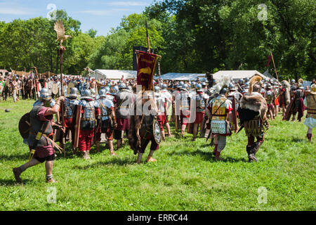 Moscou, Russie, dimanche, Juin 7th, 2015. Festival annuel de fois et les époques ont eu lieu à Moscou les 6 et 7 juin 2015. Le festival a été consacrée à la période de l'antiquité. La Rome antique, la Grèce, la Judée, l'Allemagne, Royaume du Bosphore ainsi que des tribus Scythes celtiques et étaient représentés. Des équipes et des clubs de plusieurs régions et villes de Russie ainsi que de l'Italie, la Grèce, la France, la Roumanie, la Suisse, la Hollande, la Pologne, la Moldavie, la Biélorussie, l'Ukraine a pris part à l'événement. Editorial, d'illustration uniquement. Légion romaine de couleurs et de bannières. Crédit : Alex's Pictures/Alamy Live News Banque D'Images