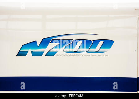 Train japonais. Shinkansen, train à grande vitesse, gros plan du logo de la série N700 sur le côté du chariot. Banque D'Images